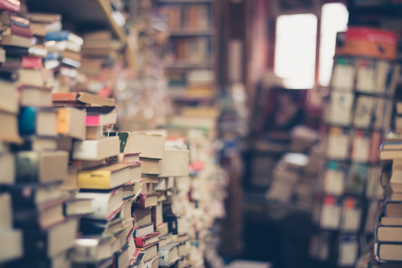ecommerce-CARQUEIRANNE-min_books_stack_book_store_stack_of_books_2nd_hand_retro_hipster_shop-829090